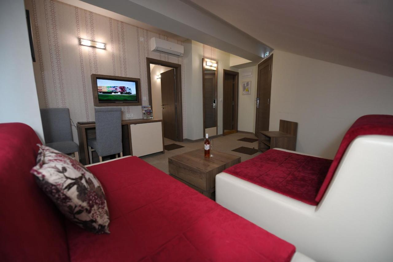 Hotel Kole Cacak Exterior photo